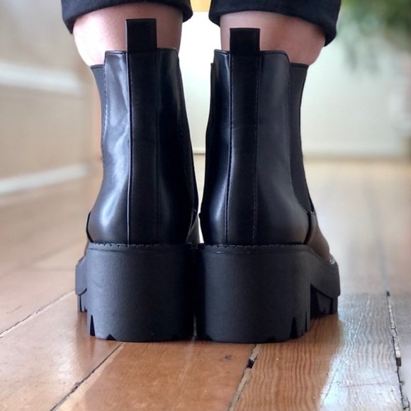 UO Chelsea Black Boots Size 7 - Picture 4 of 8